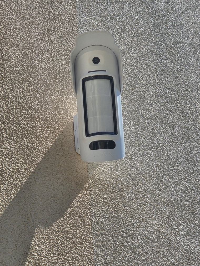 Détecteur de mouvement extérieur avec appareil photo installé en façade d'une villa